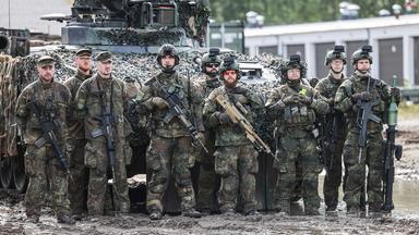 Soldaten der Battle Group LTU (BG LTU) in Litauen stehen am Panzer.