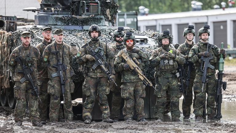 Soldaten der Battle Group LTU (BG LTU) in Litauen stehen am Panzer.