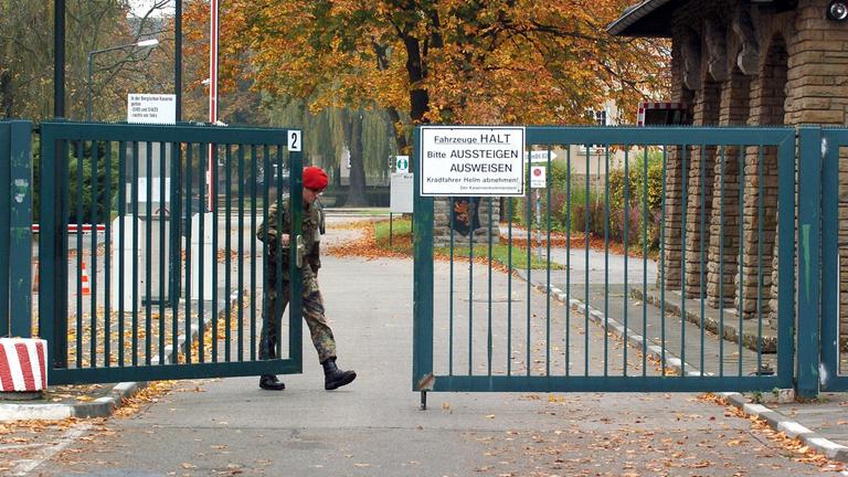 Ein Wachsoldat schliesst am Sonntag (31.10.2004) das Tor der Bergischen Kaserne, die zur 7. Panzerdivision gehört, in Düsseldorf.