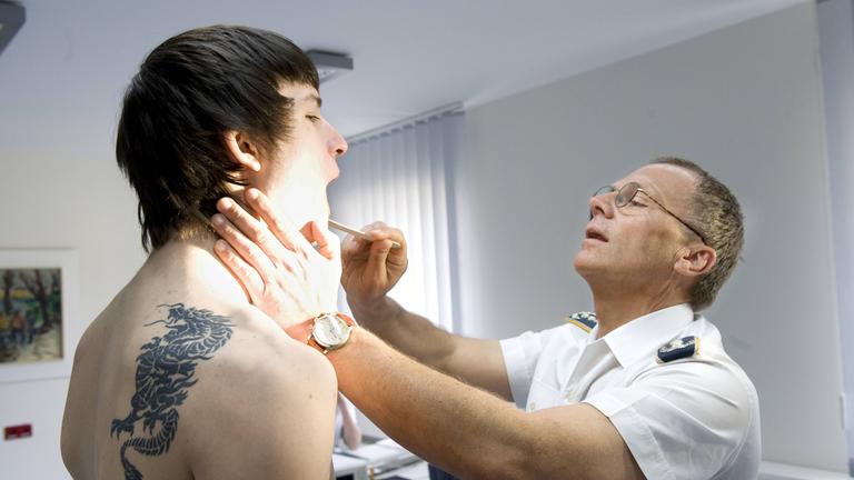 Junge Bewerber fuer eine Unteroffiziers- oder Feldwebellaufbahn in der Bundeswehr beim Medizinischen Test