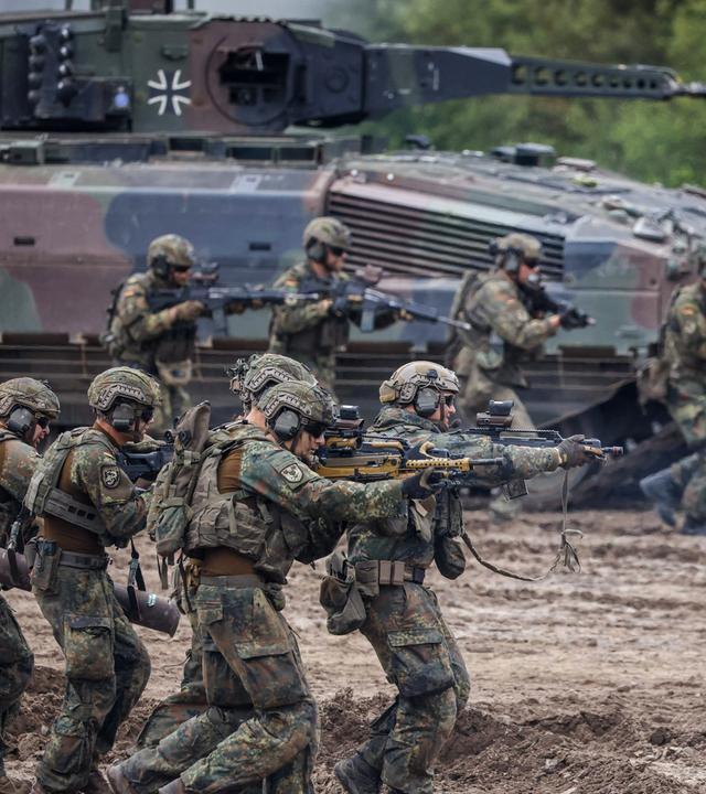 Soldaten der Bundeswehr üben am 05.06.2026 auf dem Truppenübungsplatz Munster in Norddeutschland