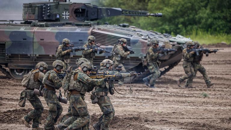 Soldaten der Bundeswehr üben am 05.06.2026 auf dem Truppenübungsplatz Munster in Norddeutschland