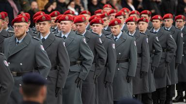  Rund 400 Rekruten legen anlässlich des Gelöbnis zum 68. Gründungstag der Bundeswehr ihr Gelöbnis auf dem Paradeplatz des Bundesministeriums der Verteidigung ab