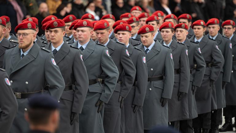  Rund 400 Rekruten legen anlässlich des Gelöbnis zum 68. Gründungstag der Bundeswehr ihr Gelöbnis auf dem Paradeplatz des Bundesministeriums der Verteidigung ab