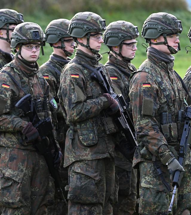 Nordrhein-Westfalen, Ahlen: Rekruten bei der Schießausbildung