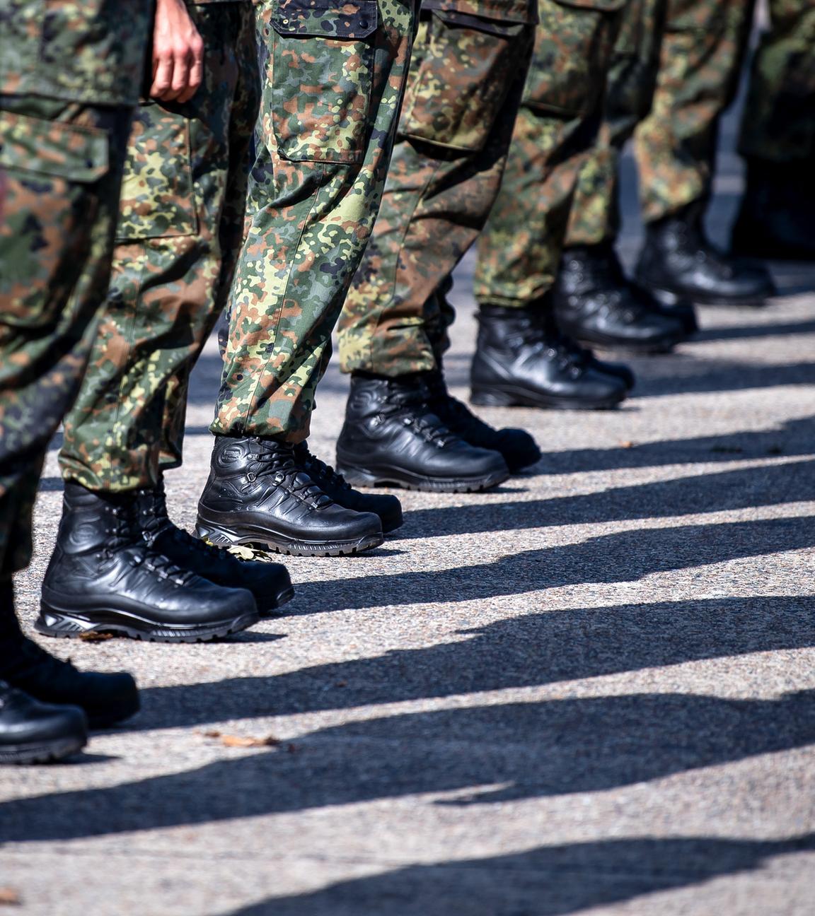 Soldaten der Bundeswehr stehen auf dem Appellplatz.