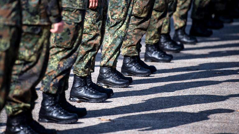 Soldaten der Bundeswehr stehen auf dem Appellplatz.