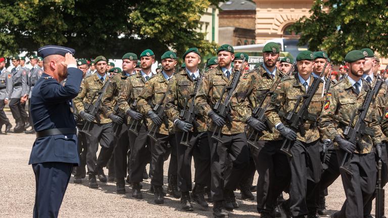 Mecklenburg-Vorpommern, Schwerin: Soldaten der Bundeswehr marschieren zum Rückkehrappel auf den Alten Garten in Schwerin.