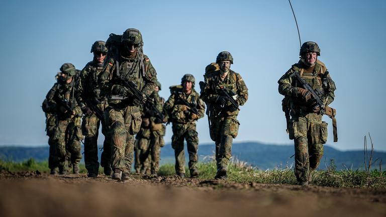 Rumänien, Campia Turzii: Fallschirmjäger der Bundeswehr von der Division Schnelle Kräfte nehmen nach der Landung bei der Luftlandeübung Swift Response auf der 71. Airbase ihre Stellung ein.