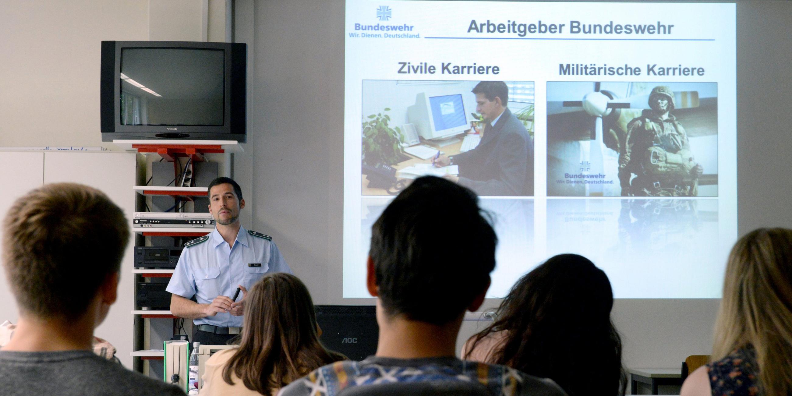 Oberleutnant der Bundeswehr an einem Gymnasium
