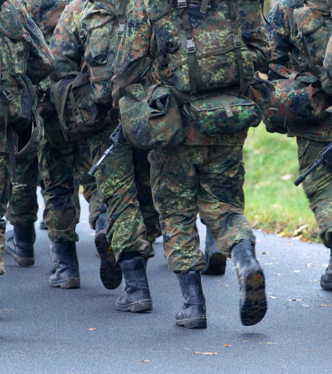 Marschierende Bundeswehrsoldaten von hinten. 