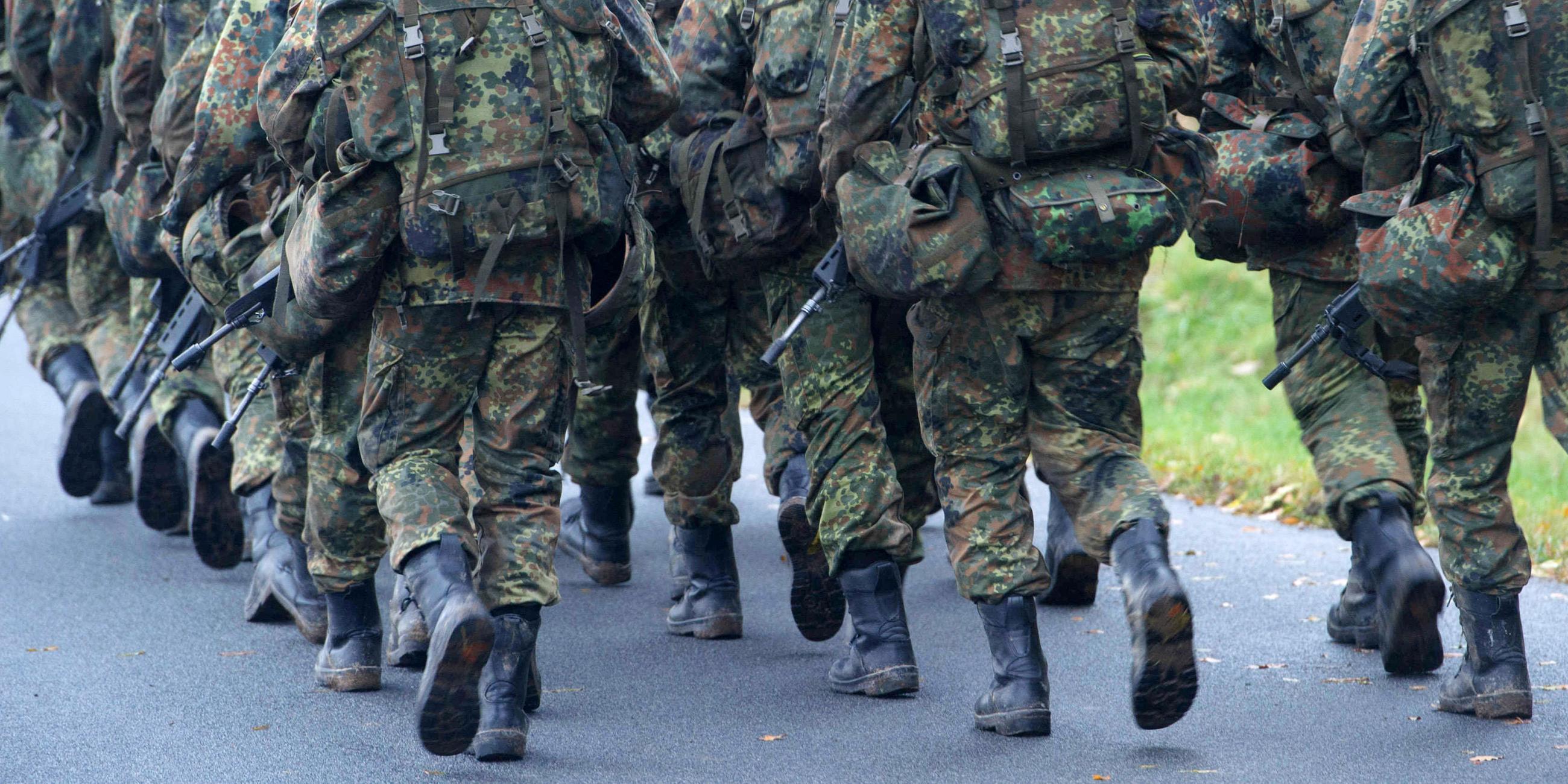 Marschierende Bundeswehrsoldaten von hinten. 