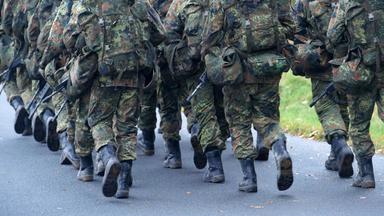 Marschierende Bundeswehrsoldaten von hinten. 