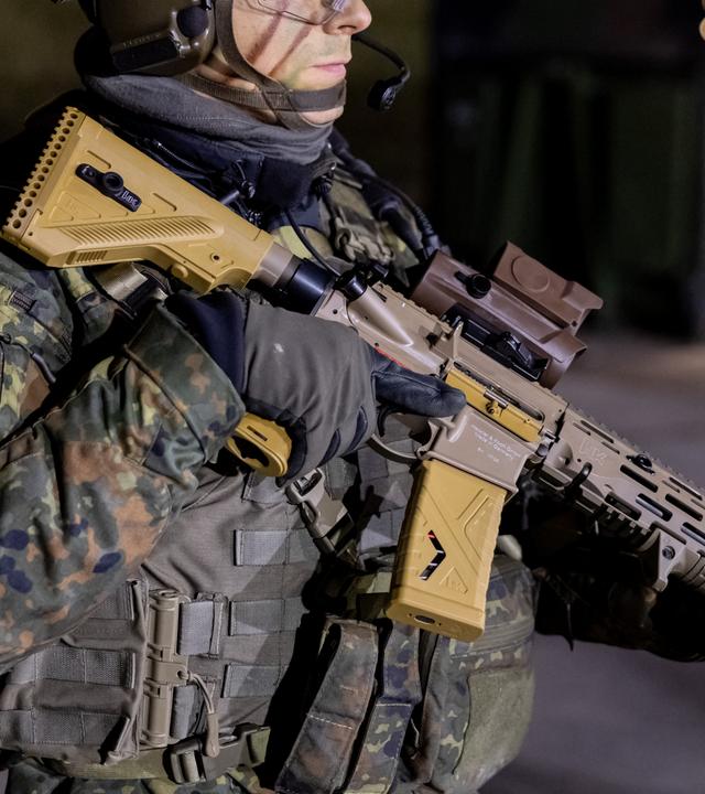 Hauptfeldwebel Alex hält das Sturmgewehr G95 von Heckler & Koch auf Truppenübungsplatz Grafenwöhr in den Händen