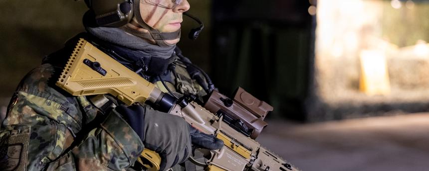 Hauptfeldwebel Alex hält das Sturmgewehr G95 von Heckler & Koch auf Truppenübungsplatz Grafenwöhr in den Händen