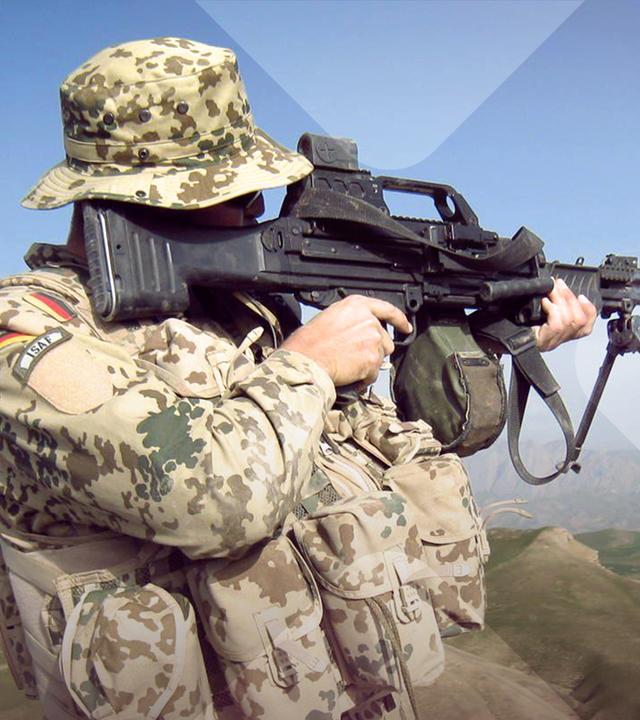 Bundeswehrsoldat mit Waffe im Anschlag