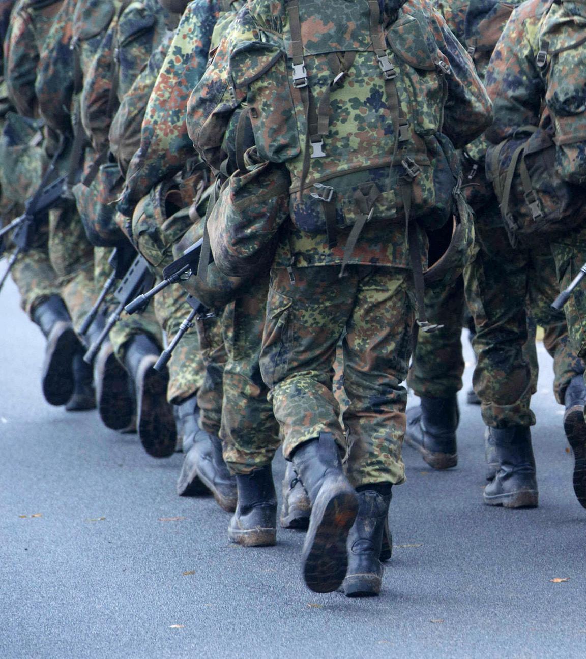 soldaten in der grundausbildung marschieren am 01.11.2016 ueber das gelaende der marinetechnikschule (mts) in parow (mecklenburg-vorpommern) bei stralsund.