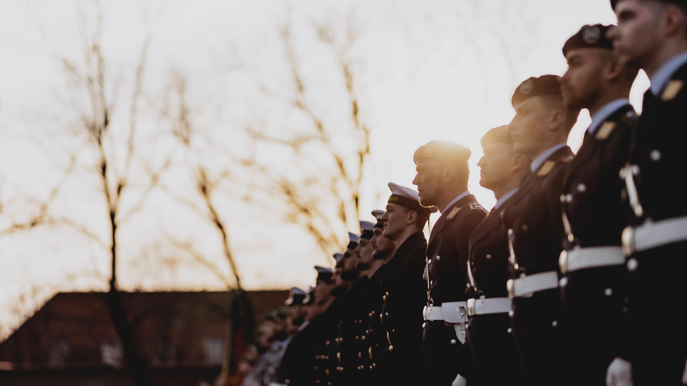 Soldaten des Wachbataillon, aufgenommen im Rahmen der Verleihung vom Fahnenband des Bundeskanzlers an das Wachbataillon beim Bundesministerium der Verteidigung in der Julius-Leber-Kaserne in Berlin, 23.03.2026. 