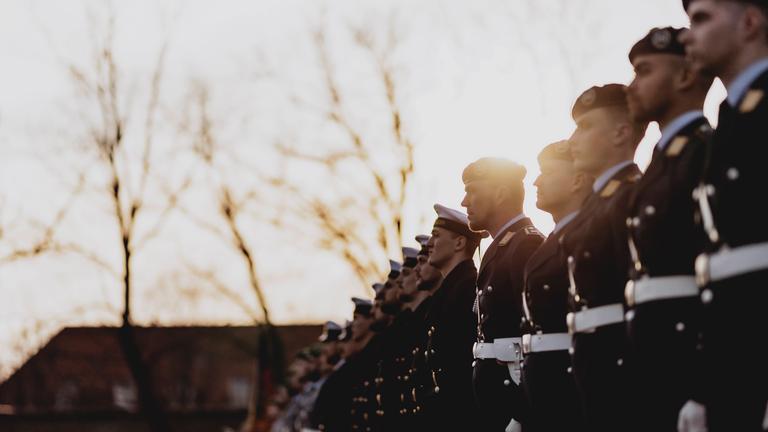 Soldaten des Wachbataillon, aufgenommen im Rahmen der Verleihung vom Fahnenband des Bundeskanzlers an das Wachbataillon beim Bundesministerium der Verteidigung in der Julius-Leber-Kaserne in Berlin, 23.03.2026. 