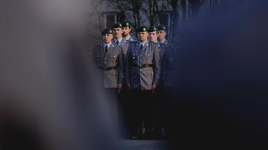 Soldaten des Wachbataillon während der Verleihung vom Fahnenband des Bundeskanzlers an das Wachbataillon beim Bundesministerium der Verteidigung in der Julius-Leber-Kaserne in Berlin, 23.03.2026. 