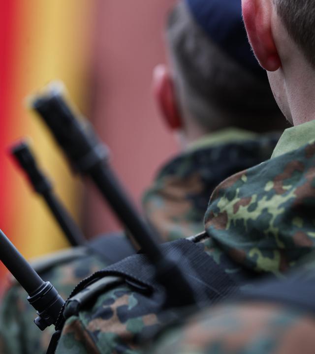  Rekrutinnen und Rekruten des Luftwaffenausbildungsbataillons aus Roth und des Heimatschutzregiments 5 aus Hessen mit Sitz in Thüringen legten ihren Diensteid ab.