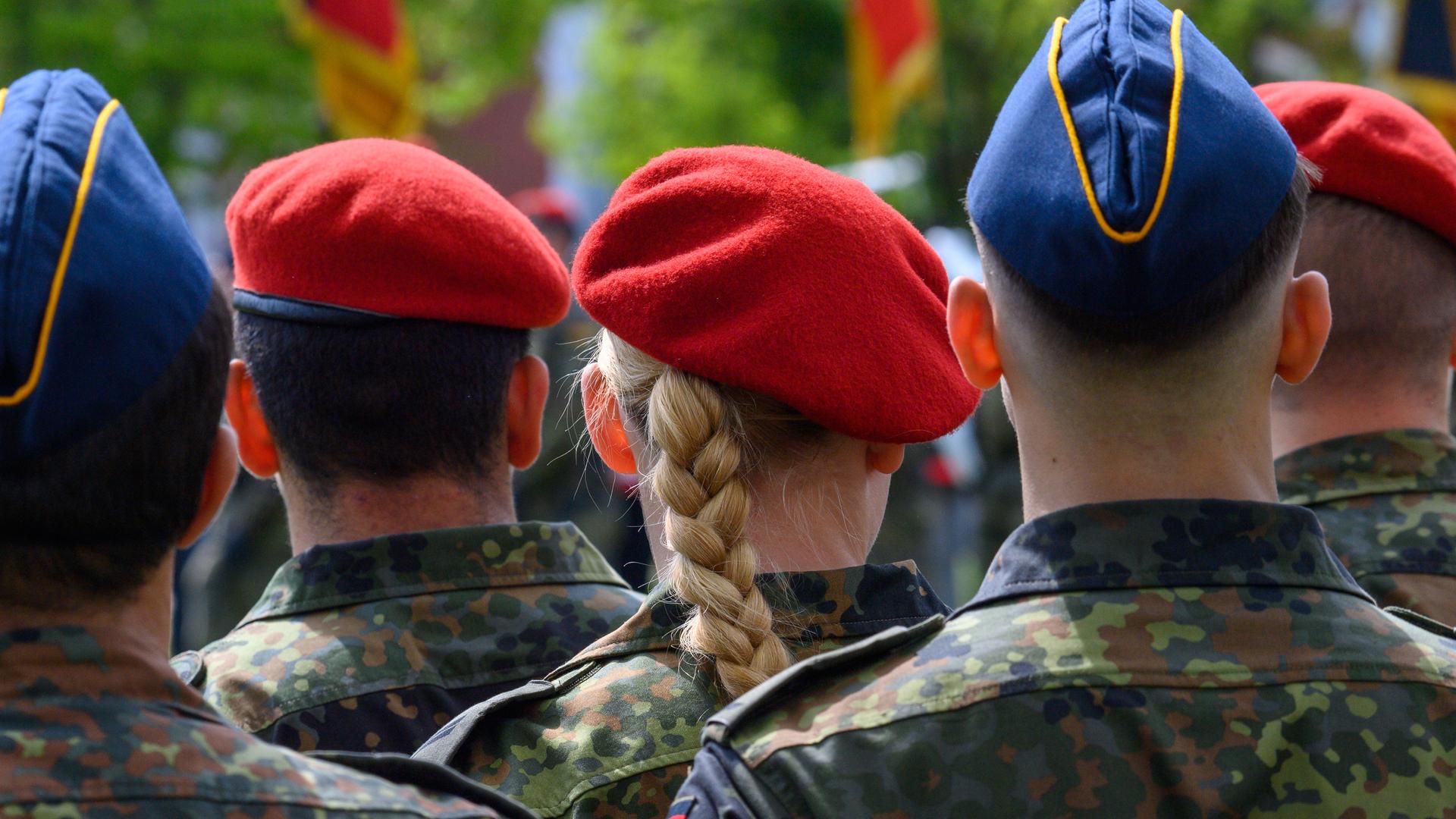 Soldatinnen und Soldaten der Bundeswehr sind im Goehtepark in Burg angetreten
