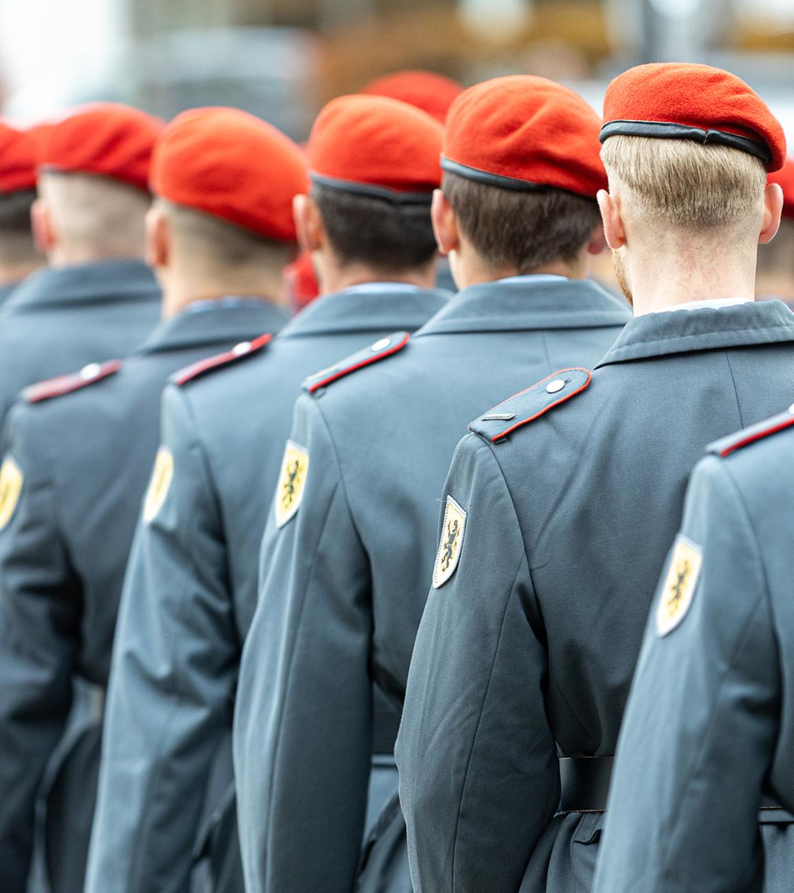 Soldatinnen und Soldaten stehen auf dem Vorplatz der Ludwigskirche in Saarbrücken zum feierlichen Gelöbnis anlässlich des 70. Geburtstags der Bundeswehr 