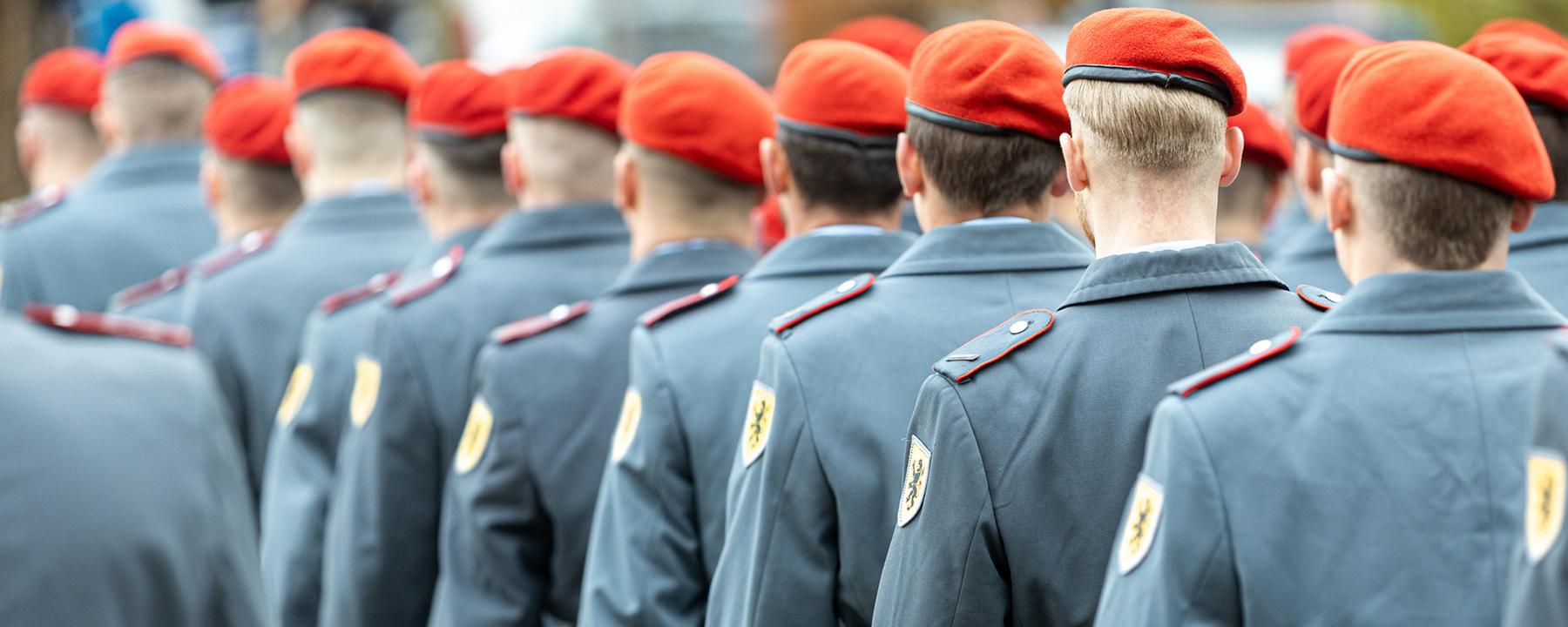Soldatinnen und Soldaten stehen auf dem Vorplatz der Ludwigskirche in Saarbrücken zum feierlichen Gelöbnis anlässlich des 70. Geburtstags der Bundeswehr 