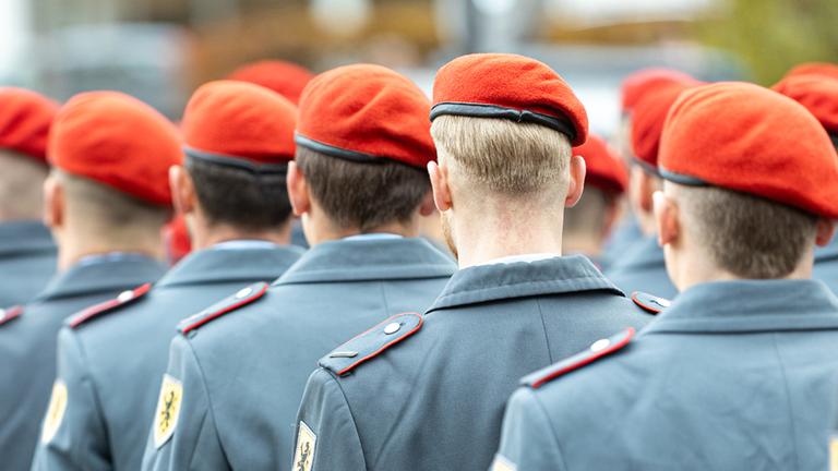 Soldatinnen und Soldaten stehen auf dem Vorplatz der Ludwigskirche in Saarbrücken zum feierlichen Gelöbnis anlässlich des 70. Geburtstags der Bundeswehr 