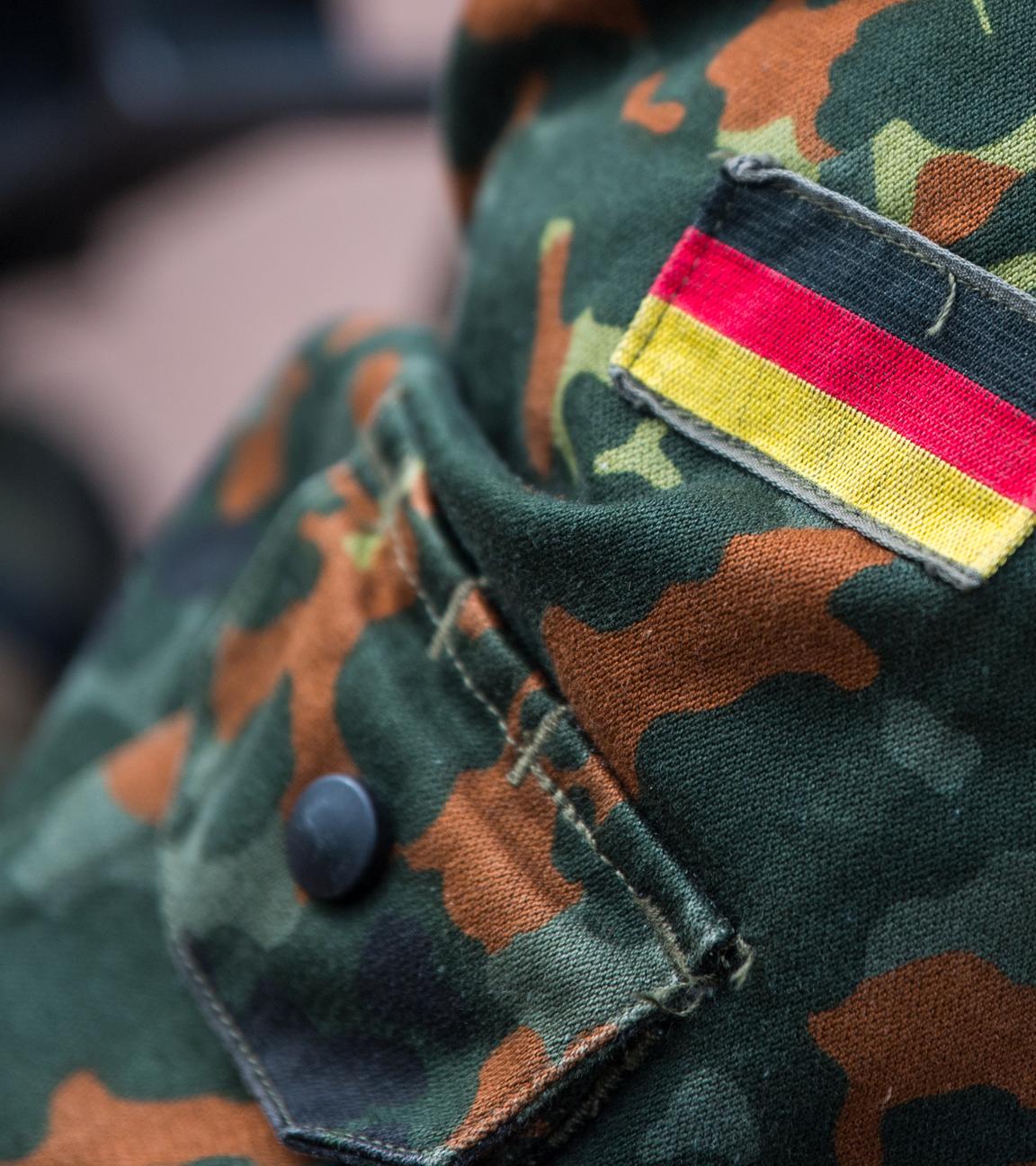 Archiv: Bundeswehruniform mit Deutschlandfahne am Arm