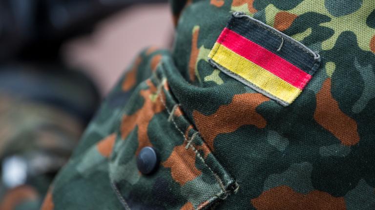 Archiv: Bundeswehruniform mit Deutschlandfahne am Arm