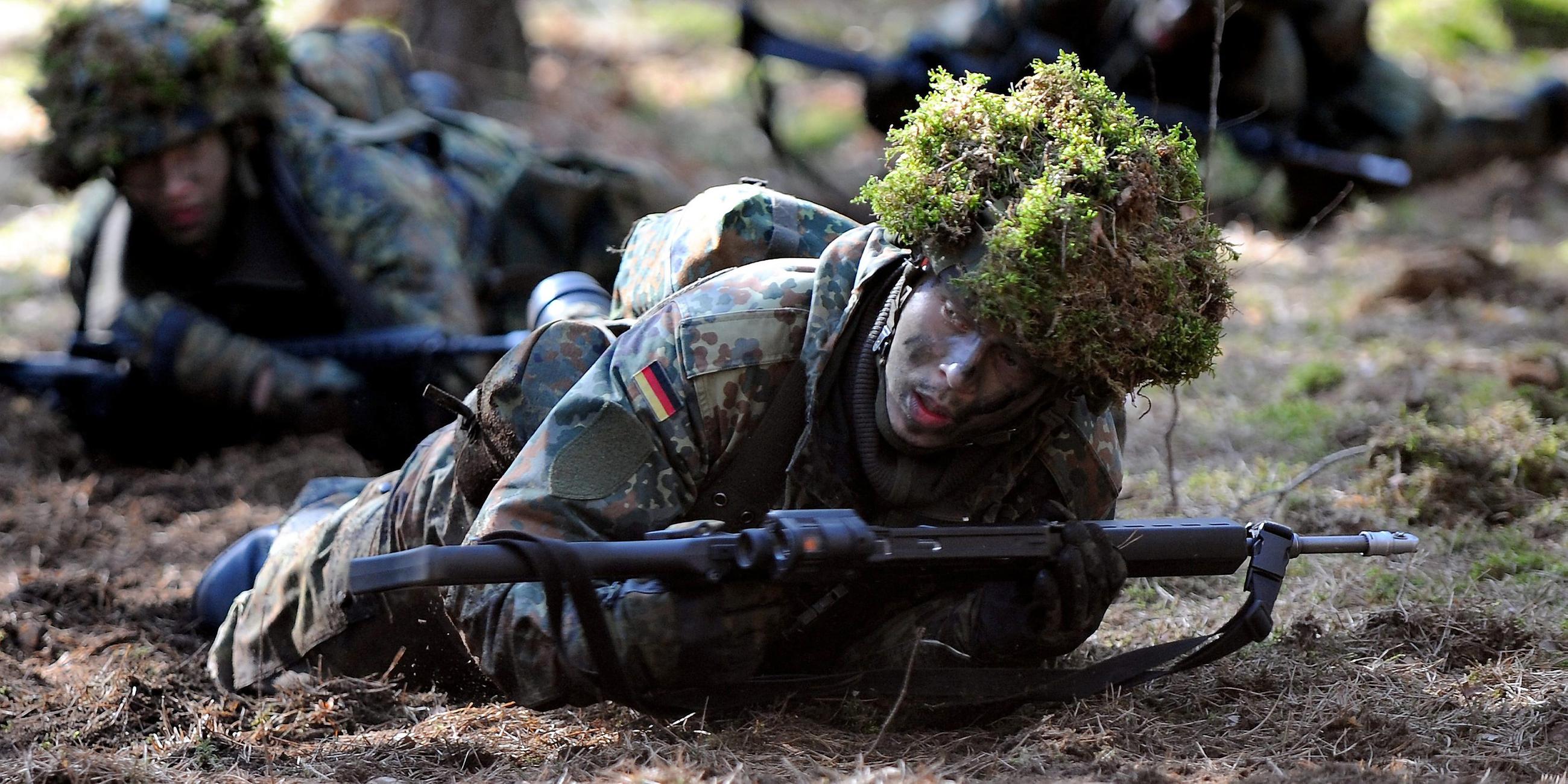 Archiv: Bundeswehrsoldaten in Beelitz in ihrer Grundausbildung das Leben im Gelände, aufgenommen am 29.03.2011