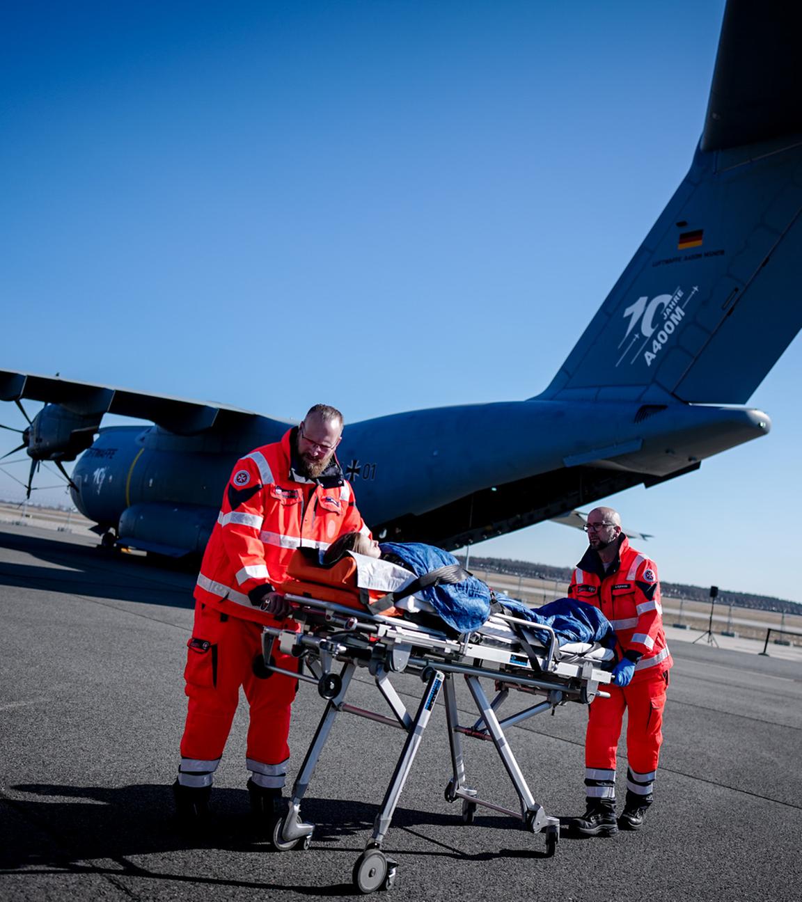 Bundeswehrsoldaten nehmen am 06.03.2026 an der Übung "Medic Quadriga" für die Rettung, Versorgung und Evakuierung einer großen Zahl Verwundeter mit einem Transport aus dem Airbus A400M der Luftwaffe in Berlin teil. 