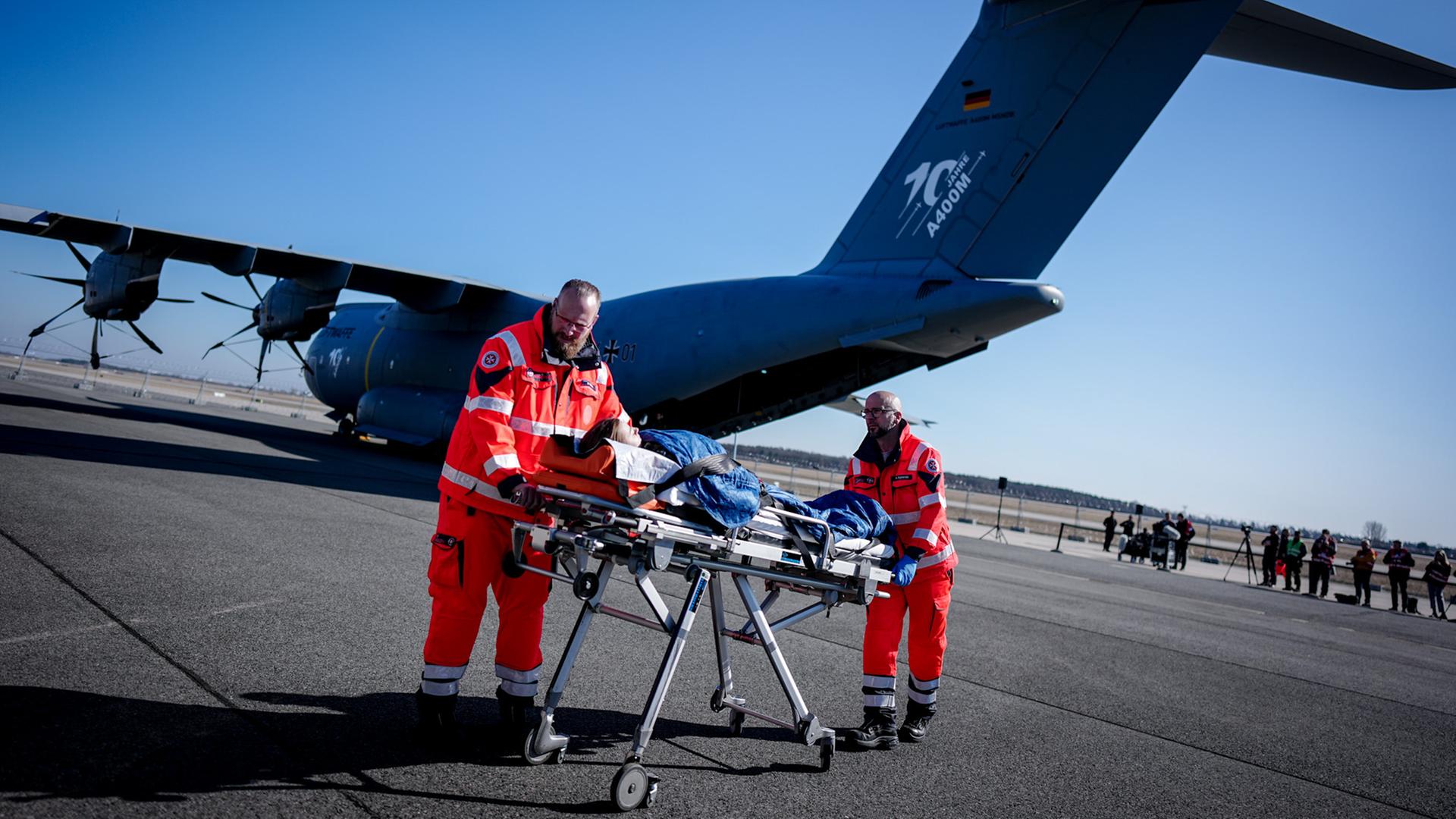 Bundeswehrsoldaten nehmen am 06.03.2026 an der Übung "Medic Quadriga" für die Rettung, Versorgung und Evakuierung einer großen Zahl Verwundeter mit einem Transport aus dem Airbus A400M der Luftwaffe in Berlin teil. 