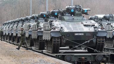 Schützenpanzer des Typs Marder werden auf dem auf einen Zug verladen 