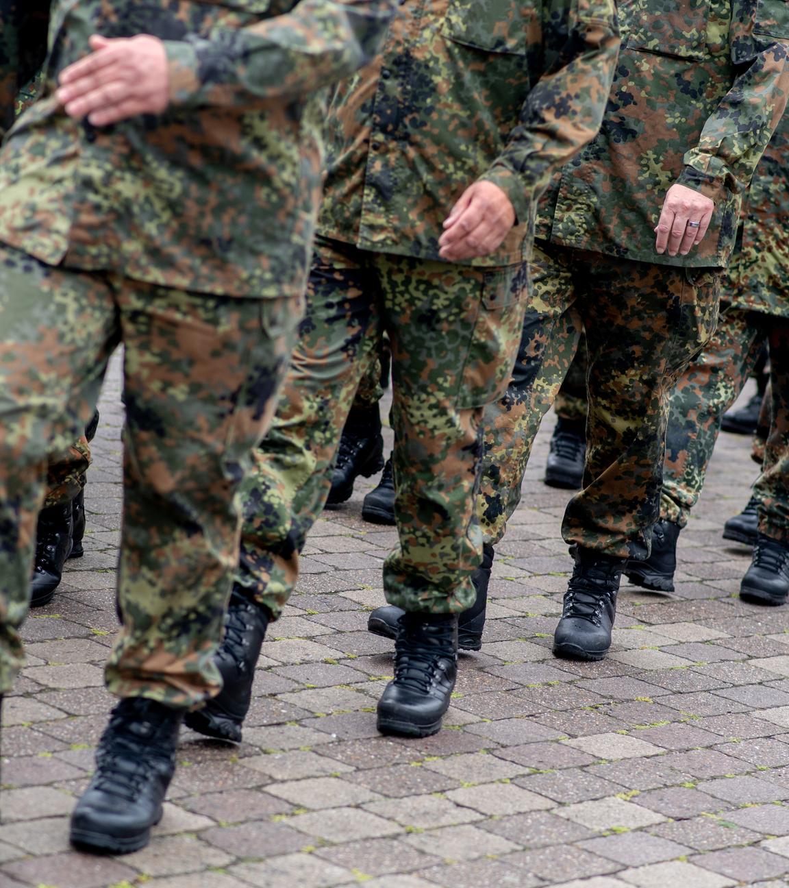  Zahlreiche Reservistinnen und Reservisten marschieren im Rahmen des Nationalen Veteranentags für einen Reservistenappell mit Schwurbekräftigung in der Zitadelle Vechta. 