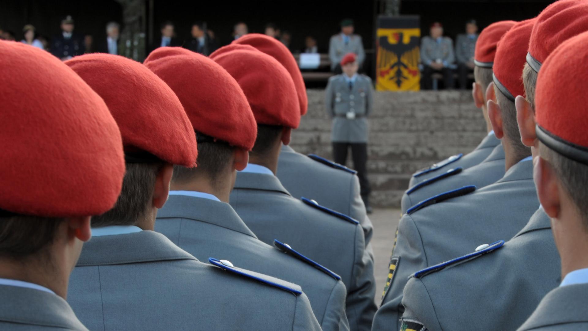Soldaten der Bundeswehr stehen am Kyffhäuserdenkmal bei Steinthaleben nahe Bad Frankenhausen zum Gelöbnis bereit