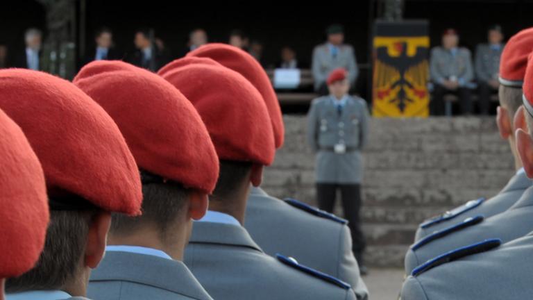 Soldaten der Bundeswehr stehen am Kyffhäuserdenkmal bei Steinthaleben nahe Bad Frankenhausen zum Gelöbnis bereit
