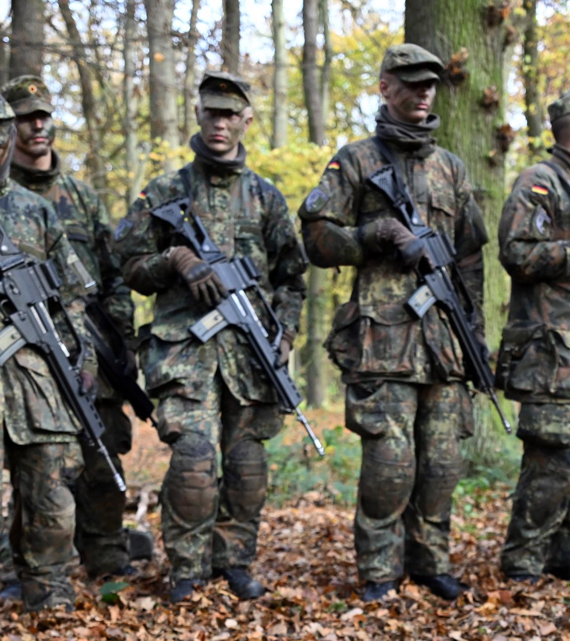 Rekruten bei der Gefechtsausbildung im Rahmen eines Medientages zur Basisausbildung bei der Bundeswehr im Aufklärungsbataillon 7.