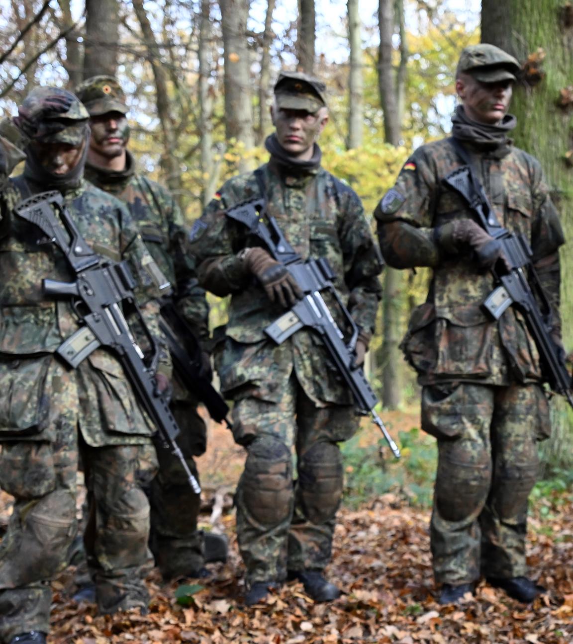 Rekruten bei der Gefechtsausbildung im Rahmen eines Medientages zur Basisausbildung bei der Bundeswehr im Aufklärungsbataillon 7.