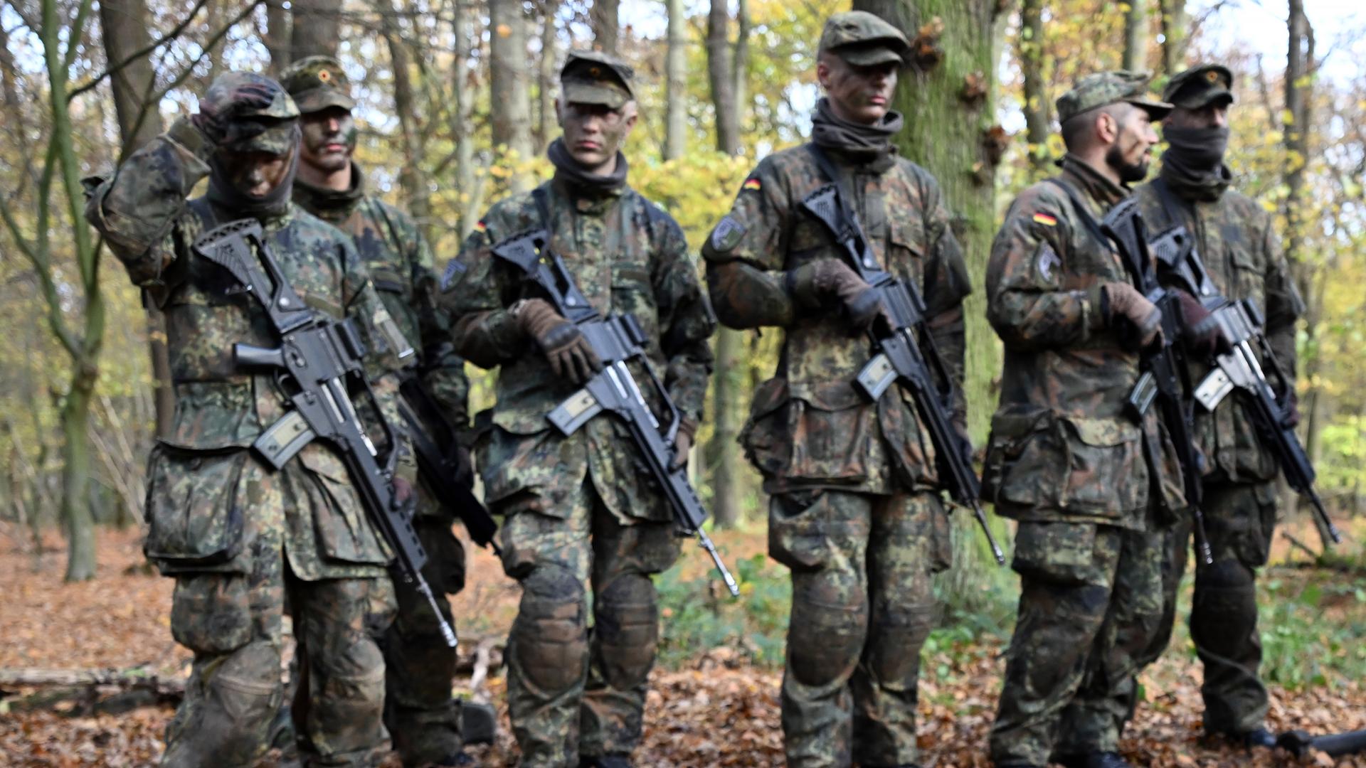 Rekruten bei der Gefechtsausbildung im Rahmen eines Medientages zur Basisausbildung bei der Bundeswehr im Aufklärungsbataillon 7.