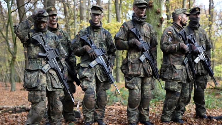 Rekruten bei der Gefechtsausbildung im Rahmen eines Medientages zur Basisausbildung bei der Bundeswehr im Aufklärungsbataillon 7.