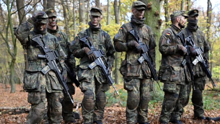 Rekruten bei der Gefechtsausbildung im Rahmen eines Medientages zur Basisausbildung bei der Bundeswehr im Aufklärungsbataillon 7.