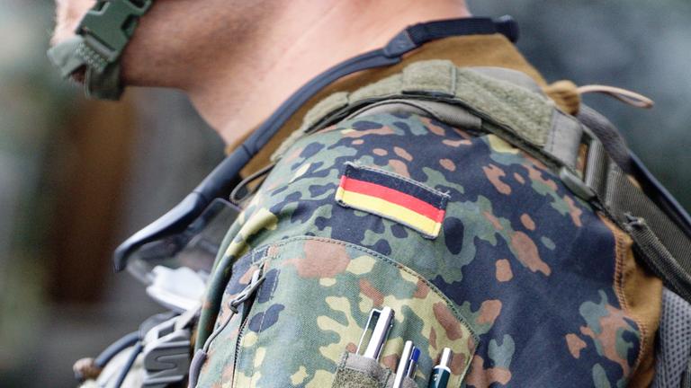 Soldaten stehen beim Antrittsbesuch von Bundesverteidigungsminister Pistorius beim militärischen Organisationsbereich Cyber- und Informationsraum am Standort Rheinbach auf dem Gelände