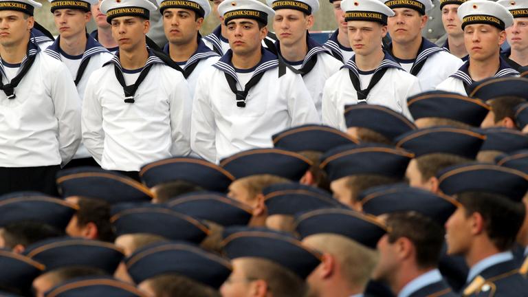 Archiv: Rekruten der Bundeswehr am Mittwoch (20.07.2011) vor dem Reichstag in Berlin beim feierlichen Gelöbnis.