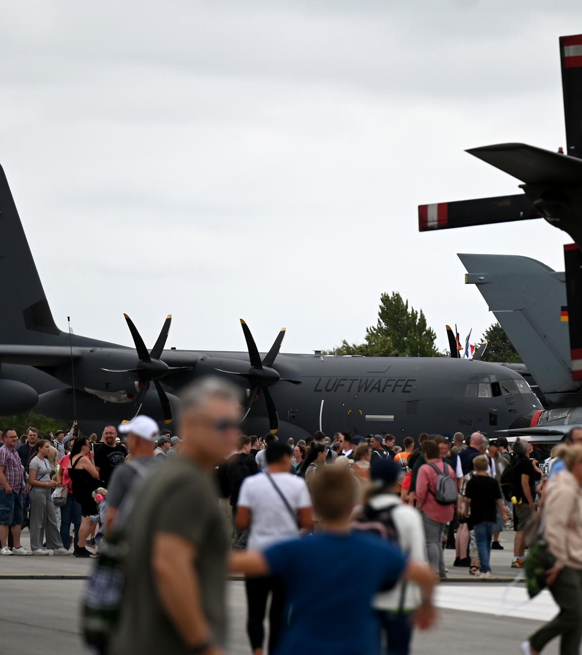 Besucherinnen und Besucher gehen über Luftwaffenstützpunkt der Bundeswehr in Jagel, Schleswig-Holstein. 