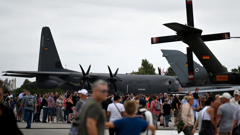 Besucherinnen und Besucher gehen über Luftwaffenstützpunkt der Bundeswehr in Jagel, Schleswig-Holstein. 