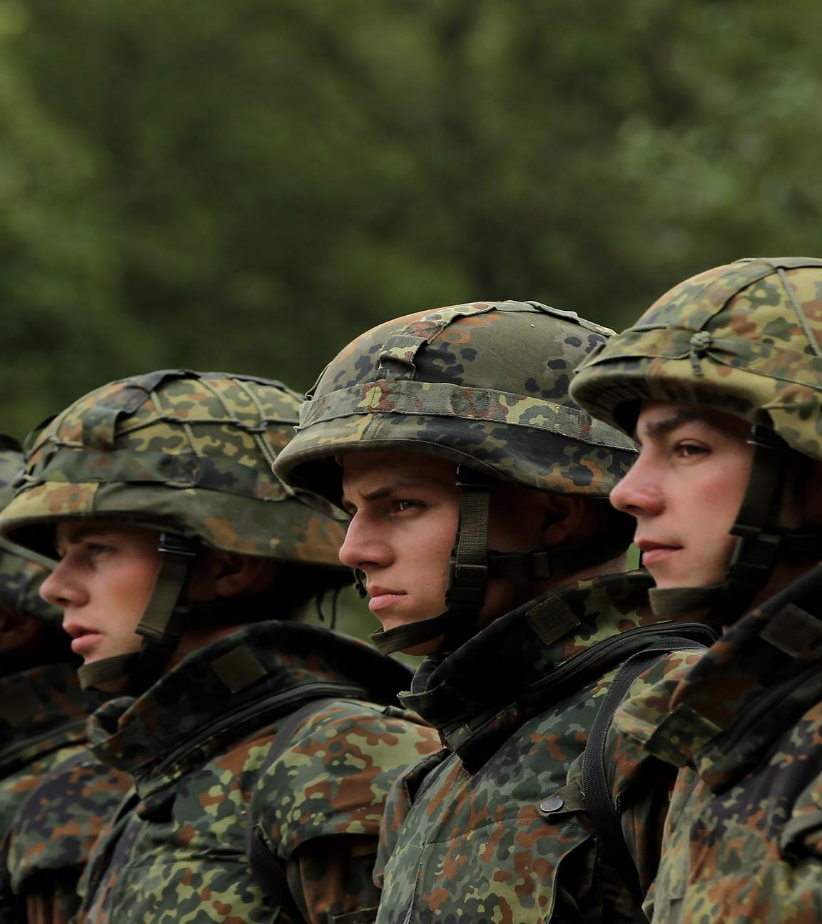 Bundeswehr-Soldat*innen beim Appell