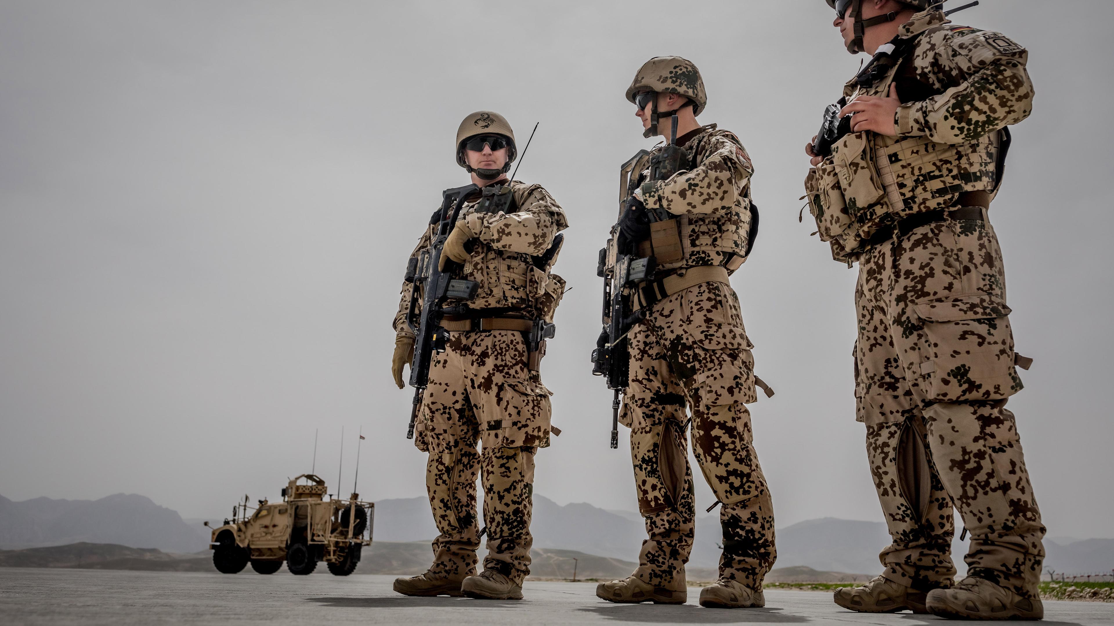Afghanistan, Masar-I-Scharif: Soldaten der Bundeswehr bewachen einen Konvoi im Feldlager Camp Marmal. Archivbild