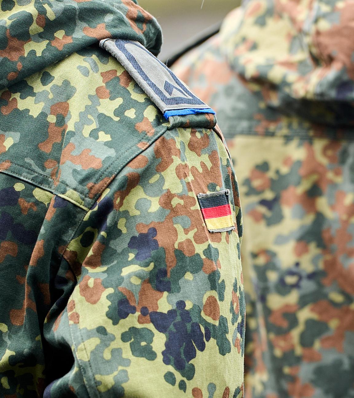 (Symbolbild) Zwei Kameraden tragen Flecktarnuniform.